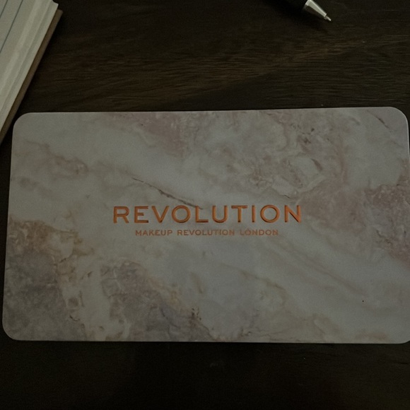 Revolution eyeshadow - Picture 2 of 2